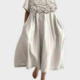 Beigefarbenes Leinenkleid mit Rüschen