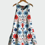 Weisses Kleid mit roten und blauen Blüten