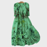 Smaragdgrünes Kleid mit zarten Blüten