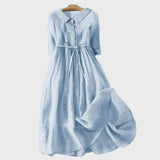Hellblaues Kragenkleid mit Bindegürtel