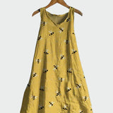 Senfgelbes Kleid mit Bienenmuster