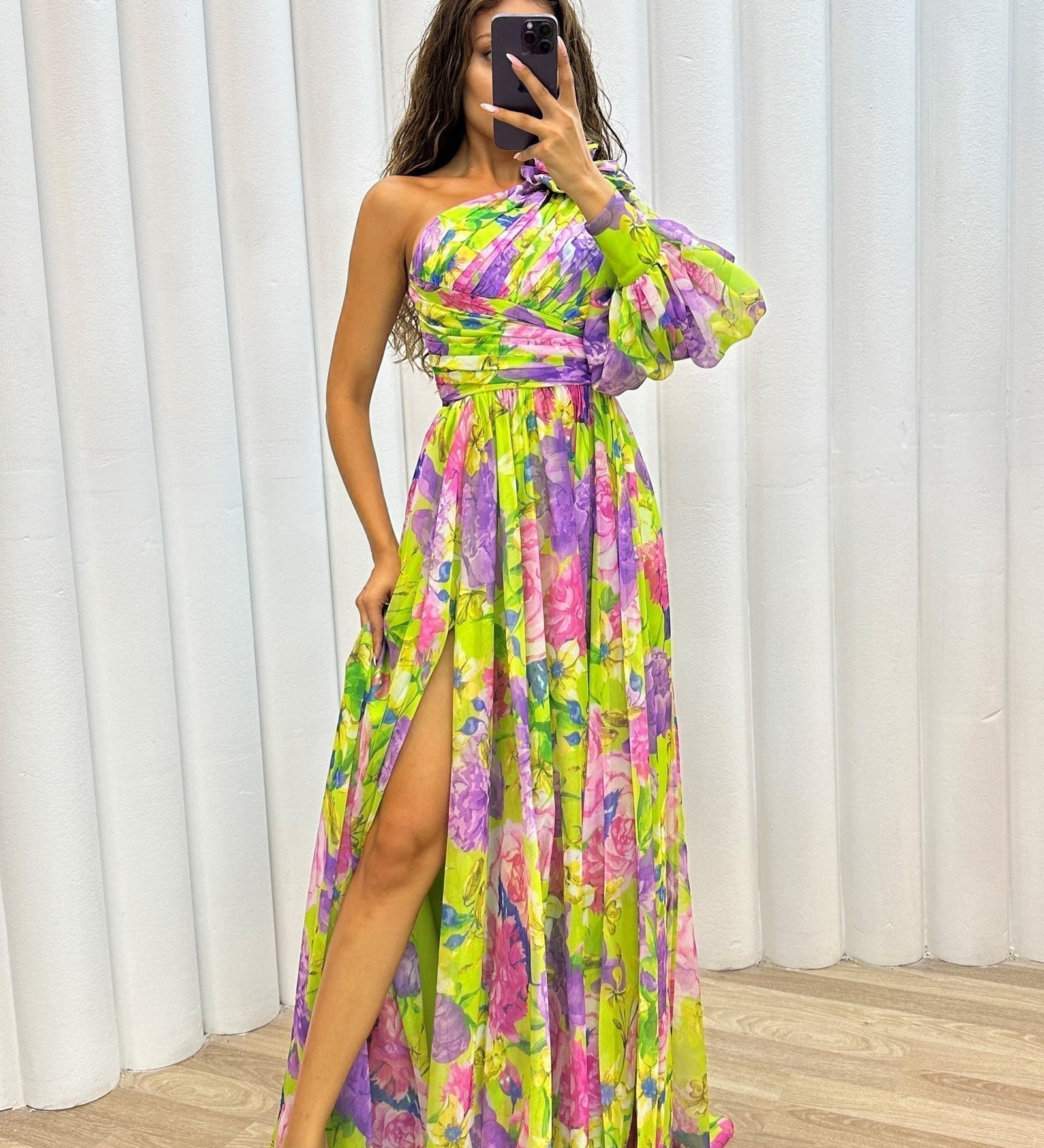Whitney - Lila One-Shoulder-Maxikleid mit Blüten