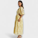 Elegantes gelbes Kleid mit Spitzenärmeln