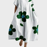Weisses Kleid mit grünen Blüten