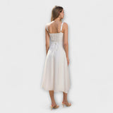 Hope - Cremefarbenes Kleid mit Rüschen und Schlitz