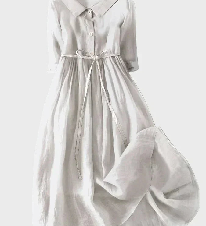 Hellblaues Kragenkleid mit Bindegürtel