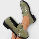 Liesel - Pinke Lack-Loafer mit Kette