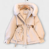 Bela - Beige elegante Winterjacke mit Pelzkragen