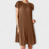 Elegantes schwarzes Plisseekleid